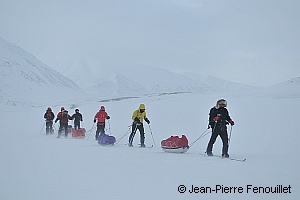Gérard Bodineau en raid à ski au Spitzberg. Image © Jean-Pierre Fenouillet