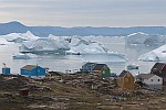 Dominé par une immense calotte de glace, le Groenland est aussi une terre habitée par plus de 60 000 personnes.